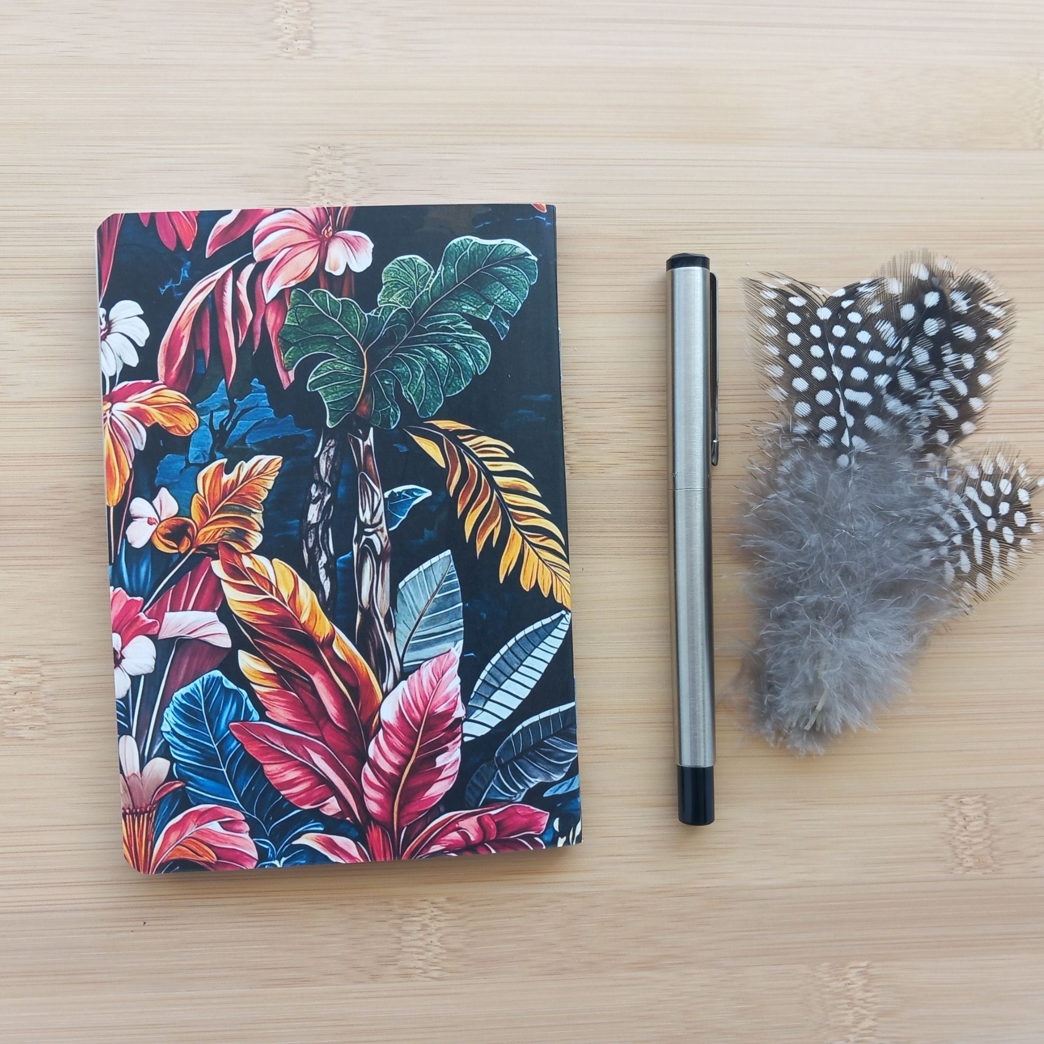 Dos du carnet de notes A6 "Jungle de Velours", décoré d'un motif de feuilles tropicales feutrées avec de subtils reflets dorés.