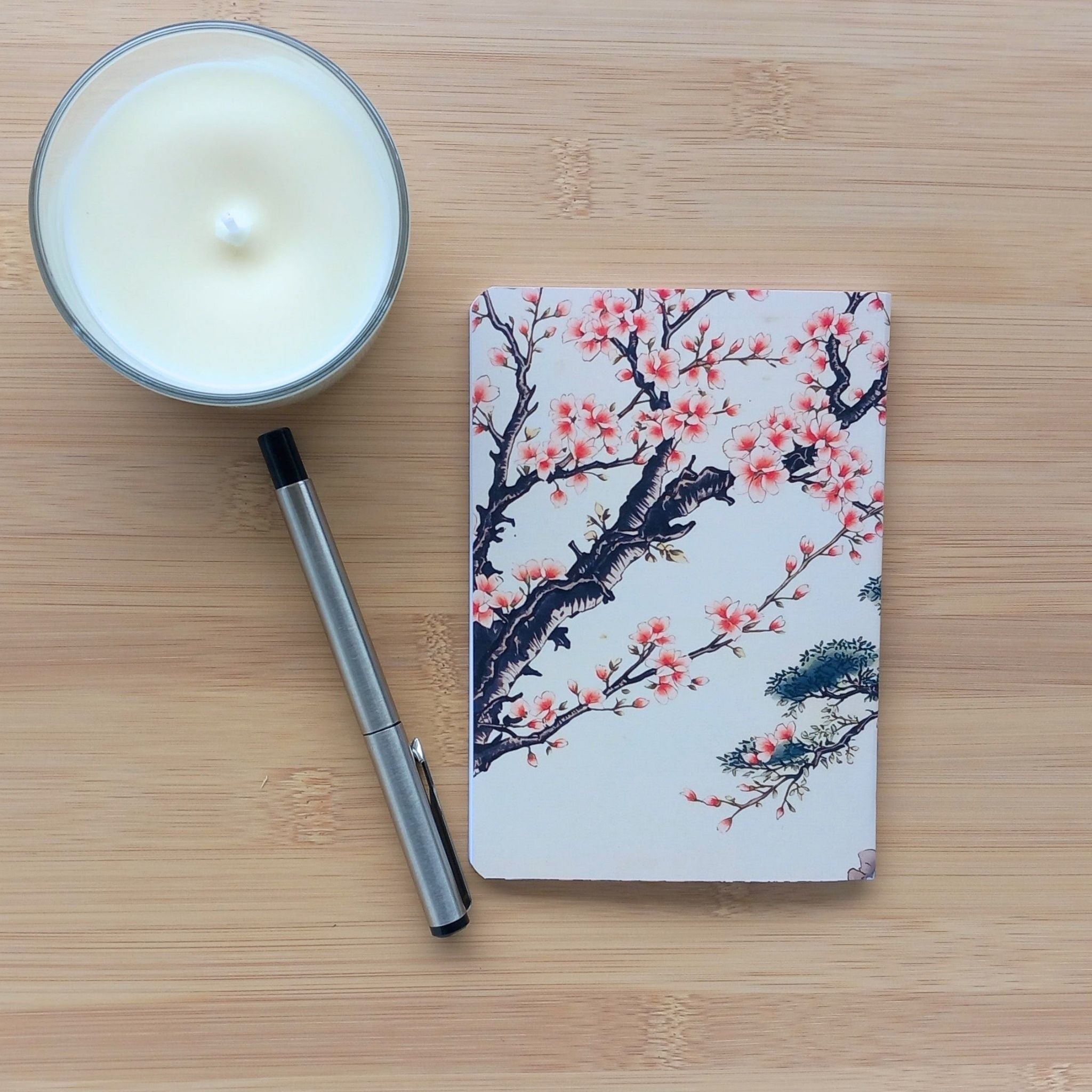 Dos du carnet de notes A6 "Bonsaï d'Orient", illustré à l'aquarelle avec de délicates branches de cerisier en fleurs sur un fond crème chaleureux.