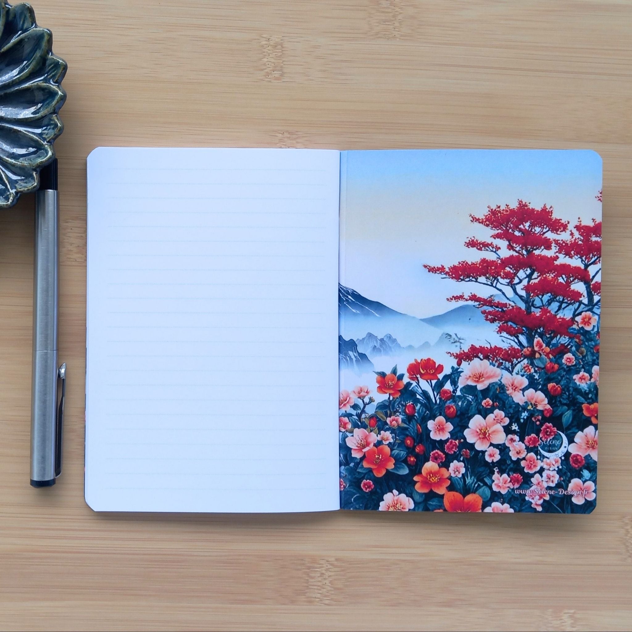 Détail de la reliure agrafée et de la page de garde arrière de ce carnet artisanal. Finition soignée pour ce bloc-notes au design poétique et dépaysant.