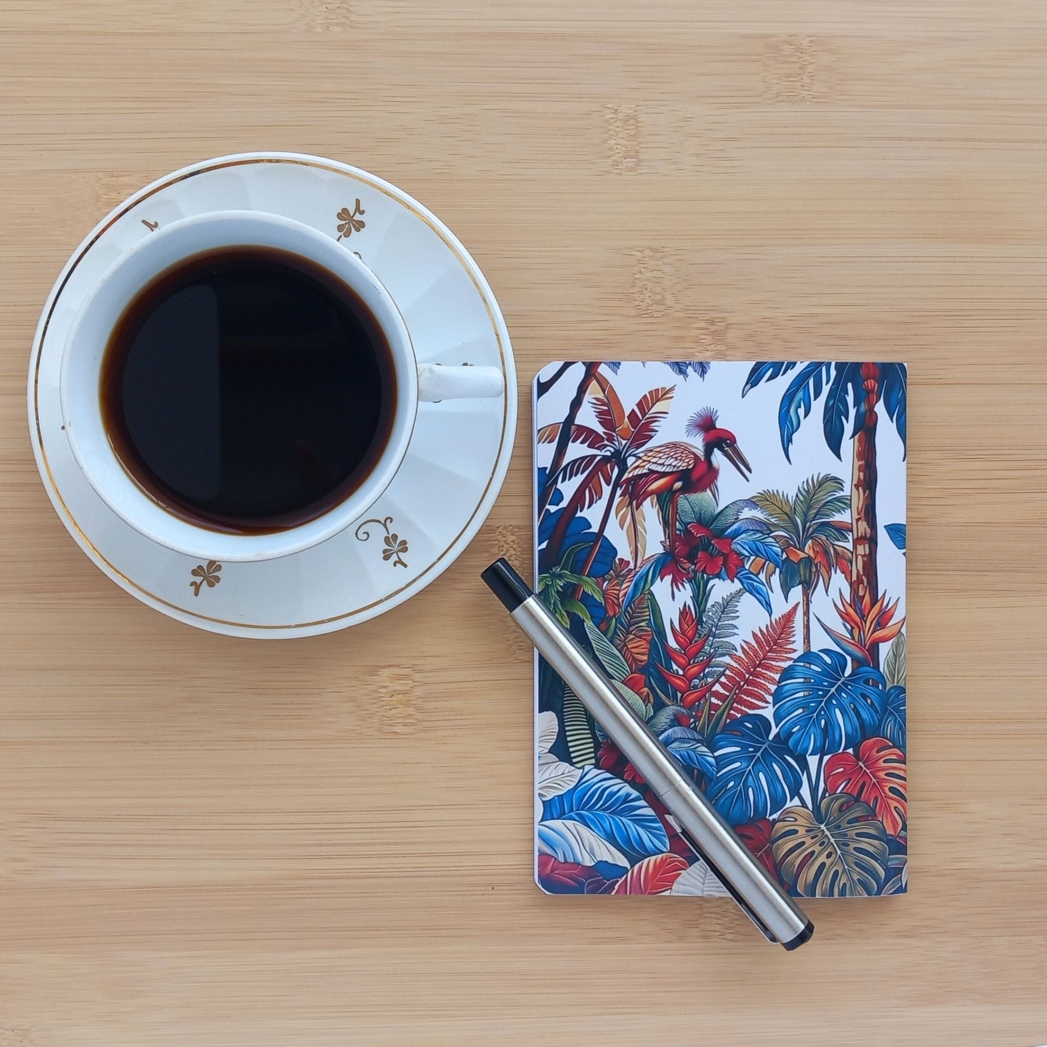 Dos du carnet de poche "Jungle de Soie", affichant un design botanique dense aux nuances bleu sarcelle, inspiré des paysages tropicaux chaleureux.