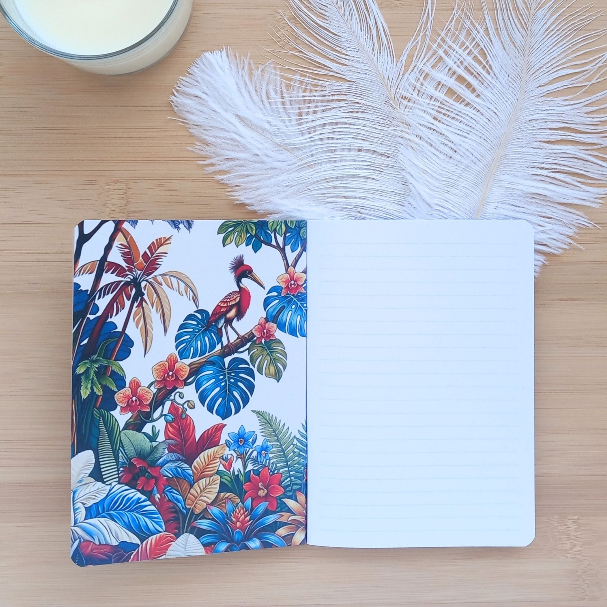 Carnet de notes tropical ouvert sur les premières pages, offrant une vue sur le papier intérieur au toucher satiné.