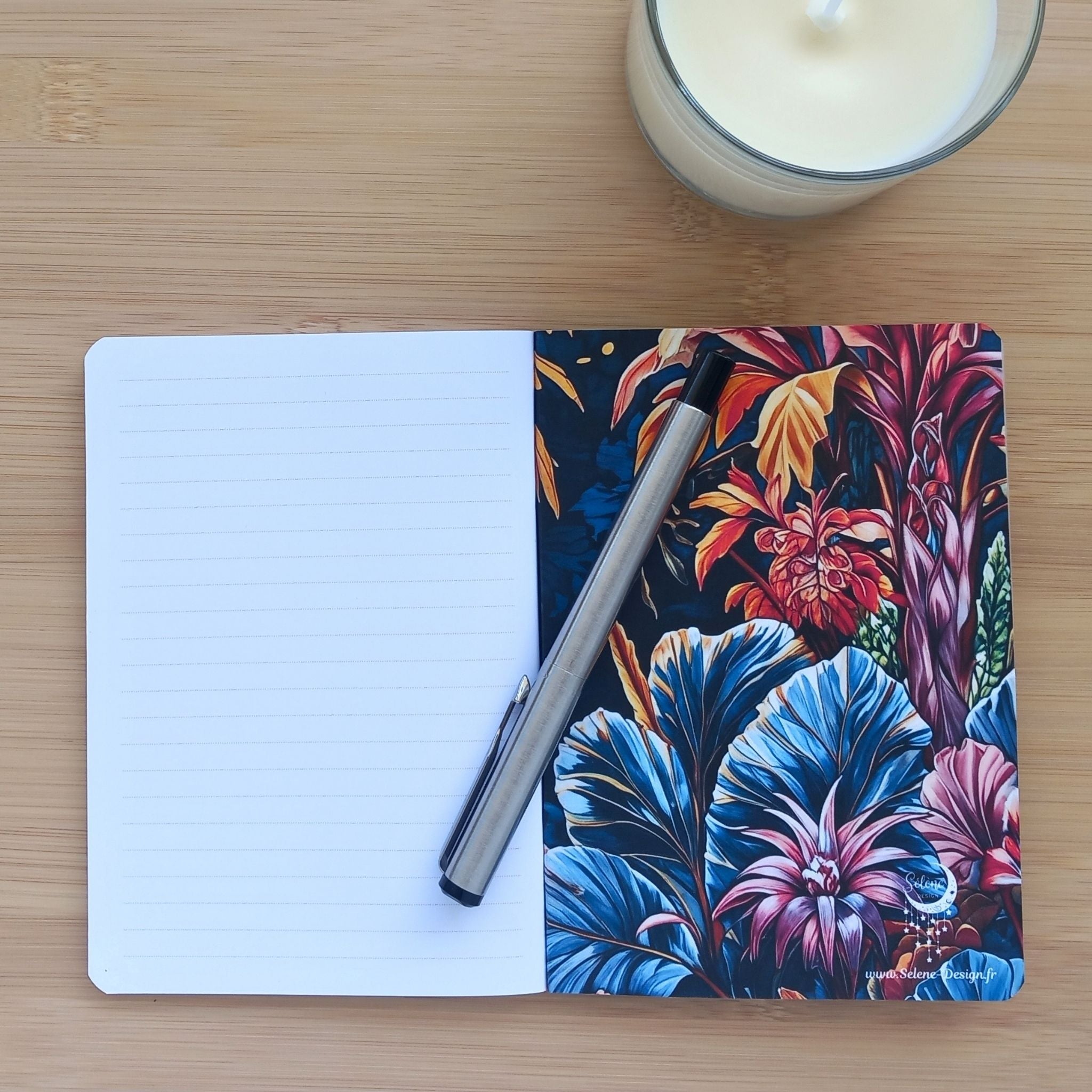 Vue ouverte sur la couverture intérieure du carnet de notes A6 fait main "Jungle de Velours", mettant en valeur la qualité du papier et la reliure dos carré agrafé.