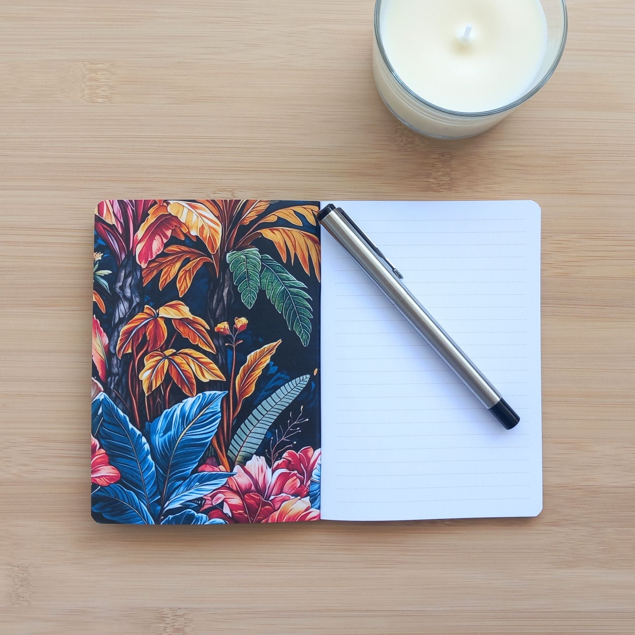 Ouverture du petit carnet d'écriture botanique, dévoilant la page de garde et les premières pages vierges ou lignées. Papeterie artisanale au format de poche avec une finition soignée et un toucher satiné.