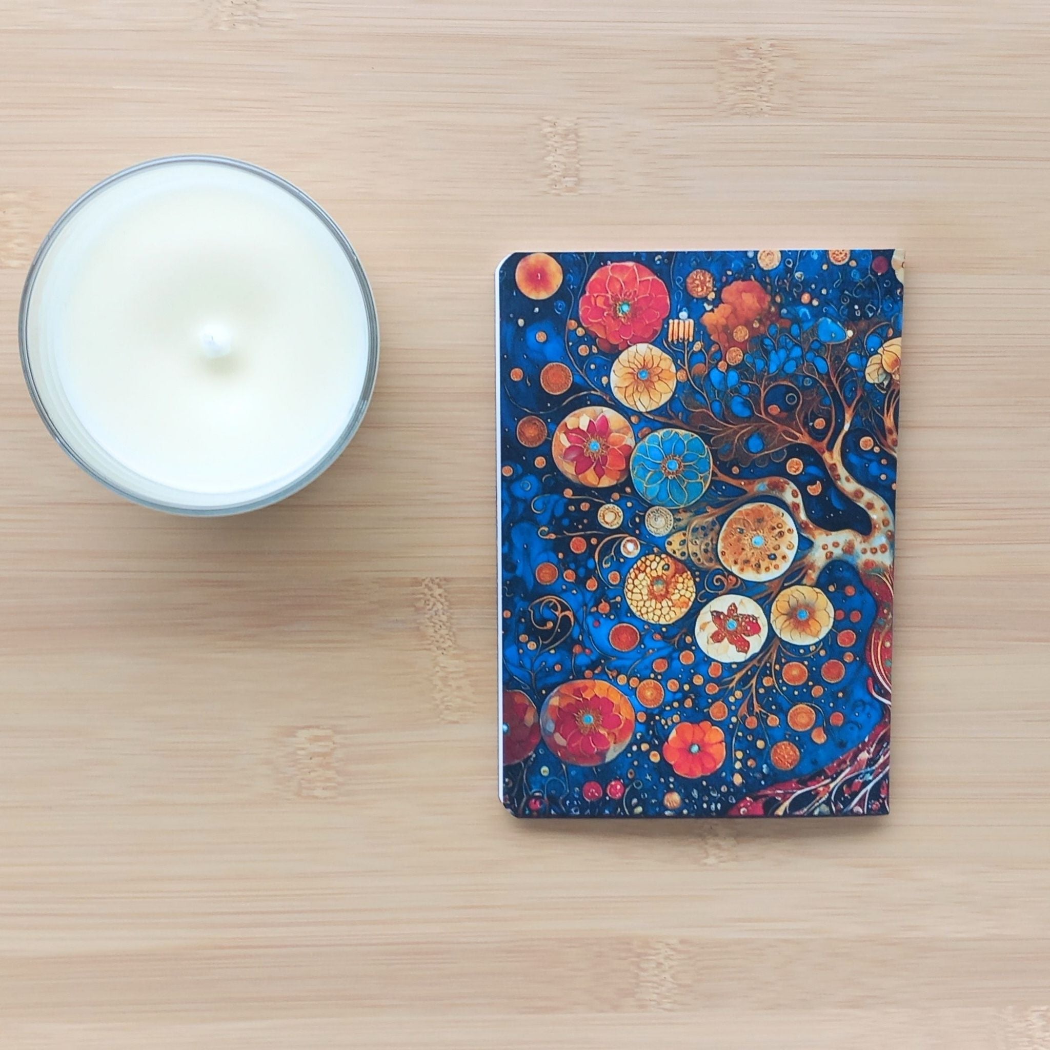 Dos du carnet de poche A6 'Arbre de Vie'. Une papeterie de créateur aux motifs oniriques, parfaite pour offrir ou pour noter vos pensées quotidiennes.