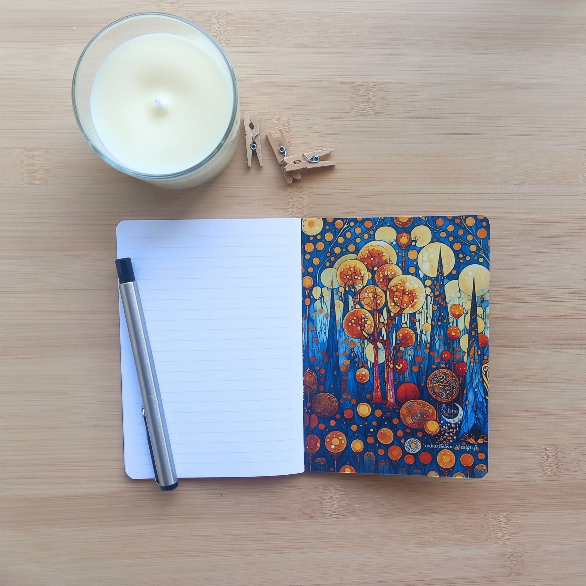 Illustration onirique d'une forêt féérique : sur un fond bleu nuit profond, des arbres stylisés en flèches s'élèvent, couronnés de grandes sphères lumineuses dorées et orangées incandescentes. L'ensemble est parsemé de bulles de lumière magiques et d'un fin croissant de lune, dans un style enchanteur.