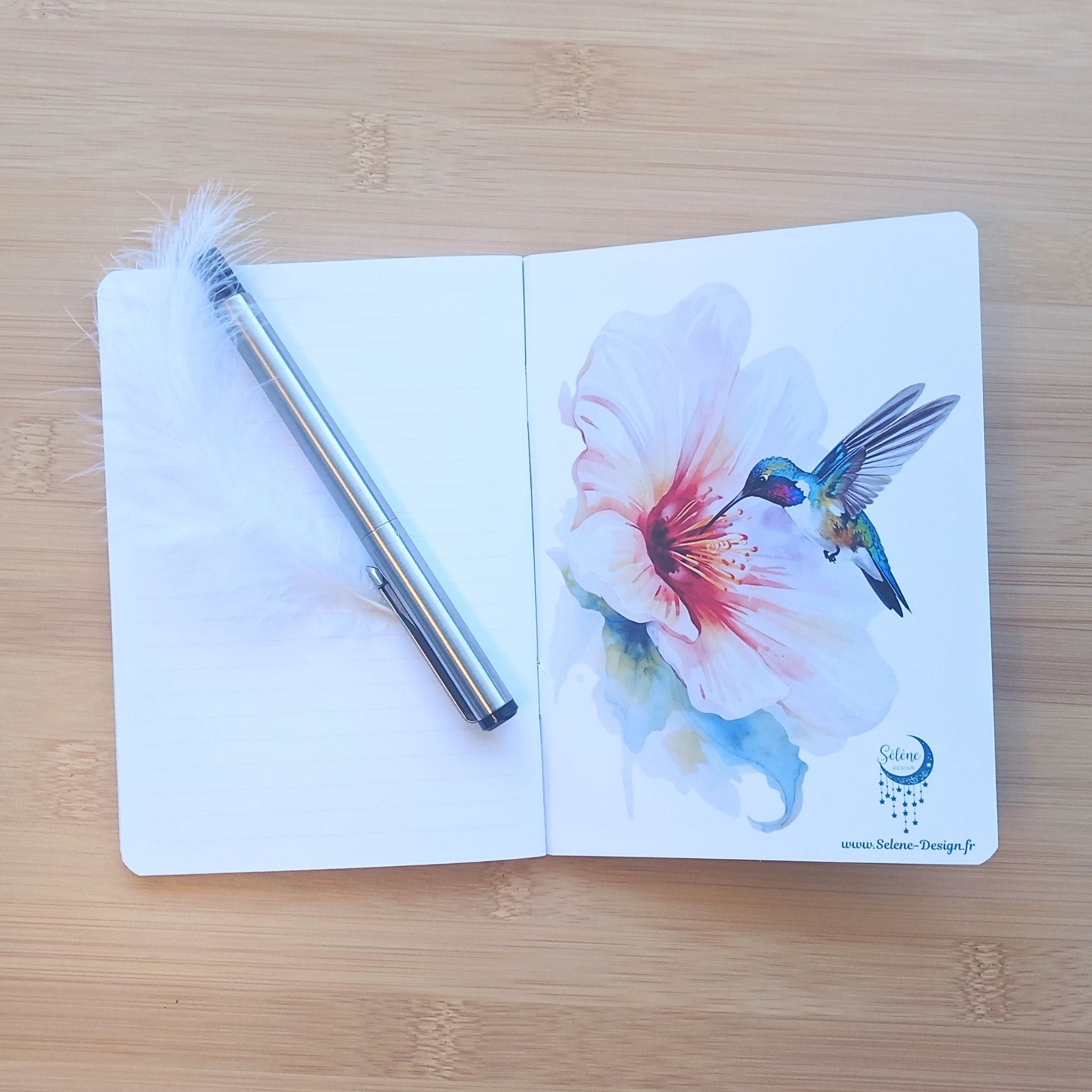 ue ouverte sur la couverture intérieure arrière et les pages du carnet de notes A6 fait main, montrant la qualité du papier et la reliure.